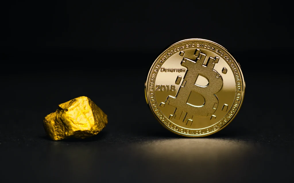 Bitcoin Münze mit Goldklumpen 